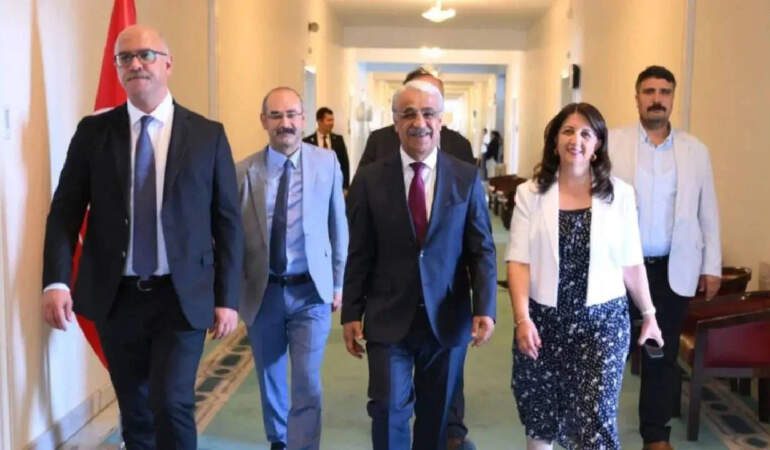 DEM Parti İmralı Heyeti Duyurdu: Öcalan’la Görüşme Gerçekleşti, Yeni Çağrı Geldi