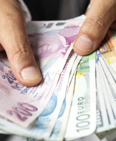 Dolar ve Euro Kaç Lira Oldu? İşte Serbest Piyasada İlk Rakamlar