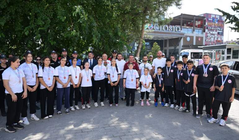 Edirneli Güreşçiler Şampiyonlukla Döndü