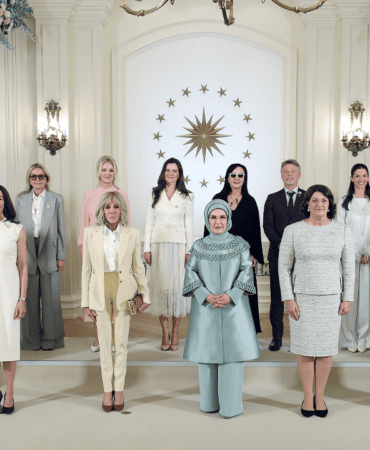 Emine Erdoğan’dan Lider Eşleriyle Toplantıda Teknoloji Şirketlerine Çağrı: ‘Algoritmaların Kara Kutusu Açılmalı’