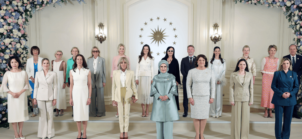 Emine Erdoğan’dan Lider Eşleriyle Toplantıda Teknoloji Şirketlerine Çağrı: ‘Algoritmaların Kara Kutusu Açılmalı’