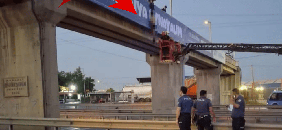 Gebze’de Tüyler Ürperten Görüntü: Üst Geçitte Yarı Çıplak Halde Asılı Bulundu