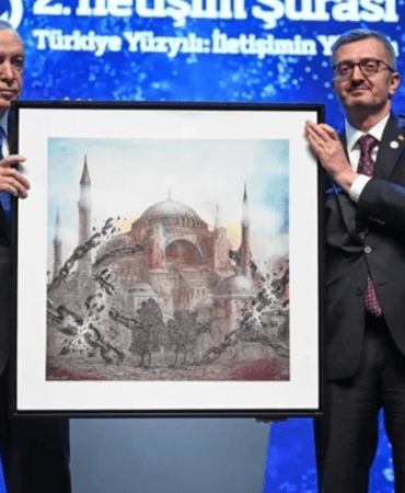 İletişim Başkanı Duran’dan Cumhurbaşkanı Erdoğan’a Ayasofya Hediyesi