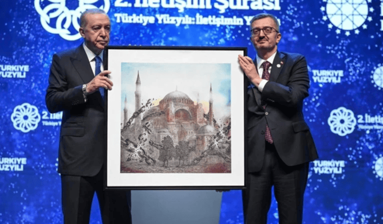 İletişim Başkanı Duran’dan Cumhurbaşkanı Erdoğan’a Ayasofya Hediyesi