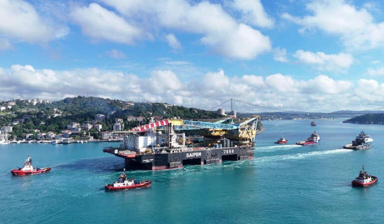 İstanbul Boğazı’ndan Geçen Dev Vinç Gemisi Havadan Görüntülendi