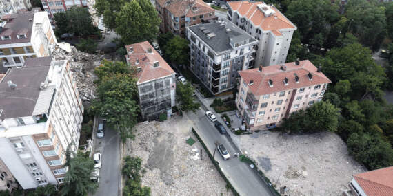 İstanbul’da Depreme Karşı Yüzyılın Dönüşümü: 300 Metrelik Sokakta 13 Bina Aynı Anda Yıkılıyor