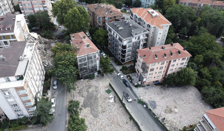 İstanbul’da Depreme Karşı Yüzyılın Dönüşümü: 300 Metrelik Sokakta 13 Bina Aynı Anda Yıkılıyor