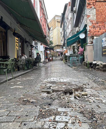 İstanbul’da Sağanak Vurdu: Üsküdar’ın Ünlü Gastronomi Sokağı Göle Döndü