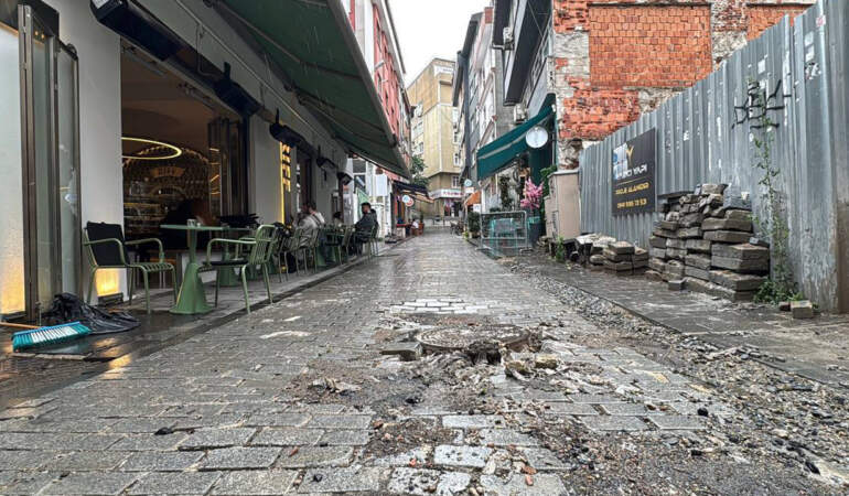 İstanbul’da Sağanak Vurdu: Üsküdar’ın Ünlü Gastronomi Sokağı Göle Döndü