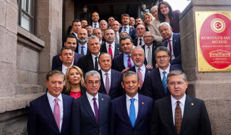İşte YENİ Parti’nin A Takımı: Özgür Özel’in Kurmay Kadrosunda Kimler Var? Grup Başkanvekilleri, PM ve YDK Tam Liste