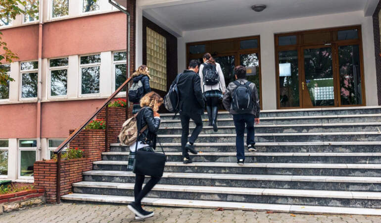 MEB Yönetmeliği Baştan Aşağı Değişti: Velilere Randevu Şartı, Öğrencilere Yeni Kurallar