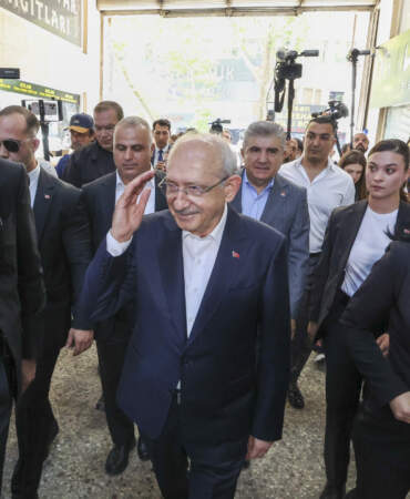 Özel ve 90 Vekilin İstifası Sonrası CHP’de Hareketli Saatler: Kılıçdaroğlu MYK’sını Olağanüstü Topladı