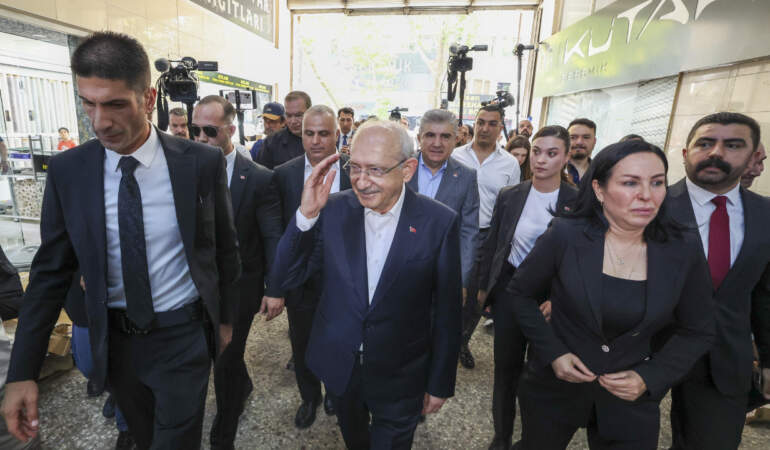 Özel ve 90 Vekilin İstifası Sonrası CHP’de Hareketli Saatler: Kılıçdaroğlu MYK’sını Olağanüstü Topladı