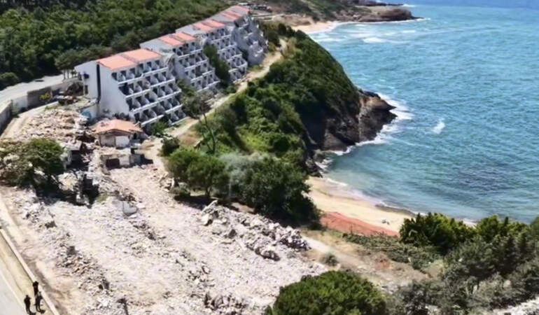 Riva’da Talan Edilen 186 Odalı Otelde 9 Yıl Sonra Yıkım Başladı: Milli Takım Kampı Tarihe Karışıyor