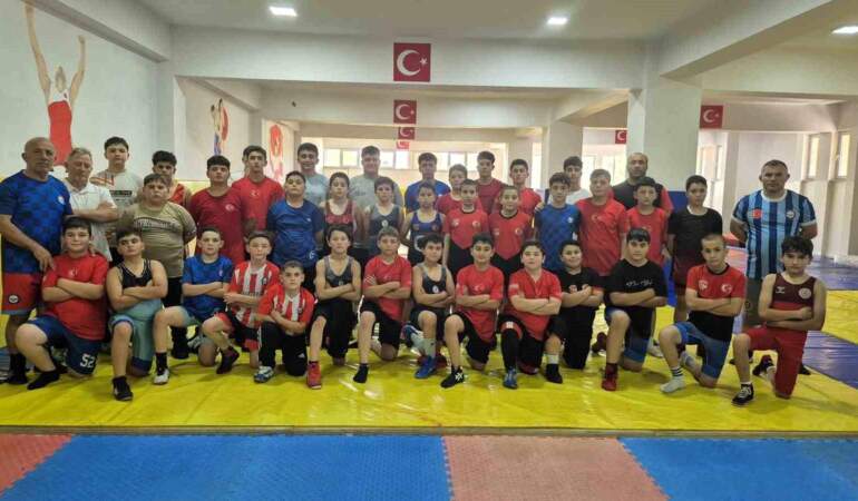 Sivas Demirspor, 30 Sporcu ile Türkiye Güreş Şampiyonası’na Katılıyor