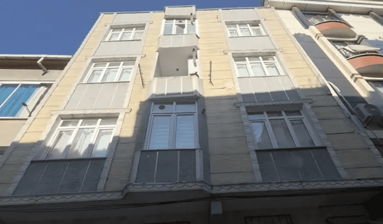 Sultangazi’de Çökme Alarmı: 3 Katlı Bina Tahliye Edildi