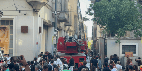 Taksim’de AVM’de Çıkan Yangın Söndürüldü