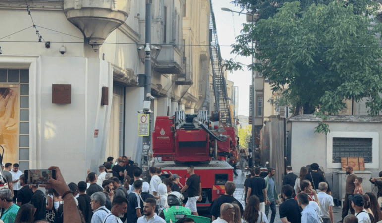 Taksim’de AVM’de Çıkan Yangın Söndürüldü