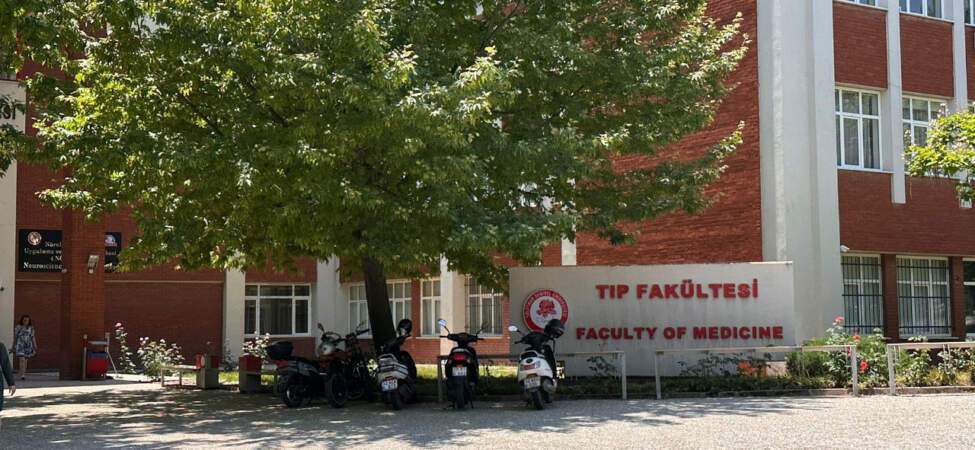 Tıp Fakültesinde Rüşvet Karşılığı Sınav Soruları Sızdırıldı İddiası! Emniyet Soruşturma Başlattı, Sınav İptal Edildi