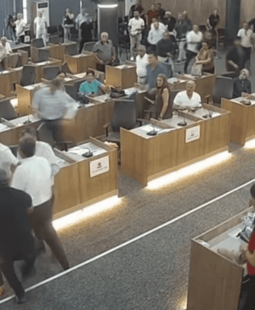 Toroslar Belediyesi’ndeki Arbede Kamerada: Başkan, Kürsüden İnip Meclis Üyesinin Üzerine Yürüdü