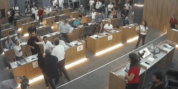 Toroslar Belediyesi’ndeki Arbede Kamerada: Başkan, Kürsüden İnip Meclis Üyesinin Üzerine Yürüdü
