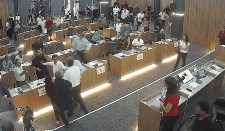 Toroslar Belediyesi’ndeki Arbede Kamerada: Başkan, Kürsüden İnip Meclis Üyesinin Üzerine Yürüdü