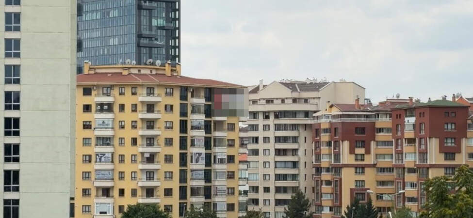Trump’ın Kalacağı Otelin Tam Karşısına Asıldı