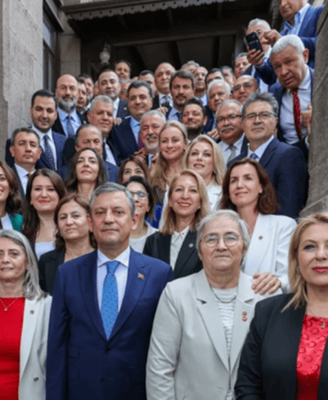 Meclis’te Salı Mesaisi Kızışıyor: YENİ Parti ve CHP Aynı Salonda Peş Peşe Kürsüye Çıkacak