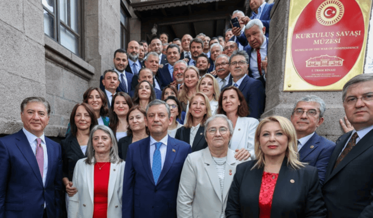 Meclis’te Salı Mesaisi Kızışıyor: YENİ Parti ve CHP Aynı Salonda Peş Peşe Kürsüye Çıkacak