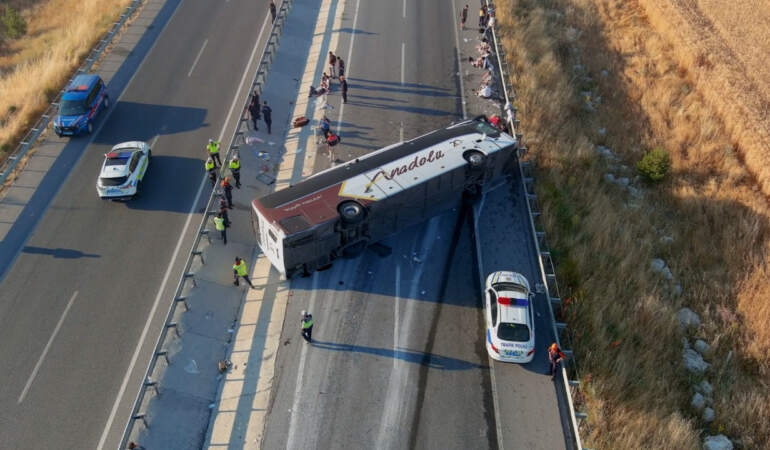 Yolcu Otobüsü Kaza Yaptı, Onlarca Yaralı Var