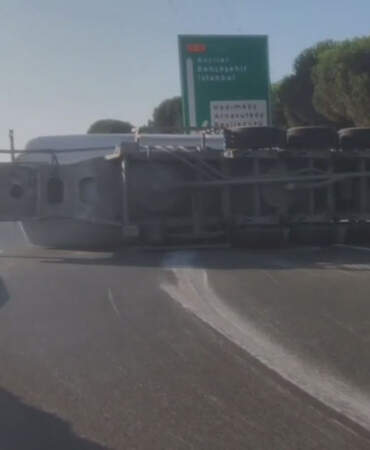 Büyükçekmece’de Beton Tankeri Devrildi! Yol Trafiğe Kapatıldı