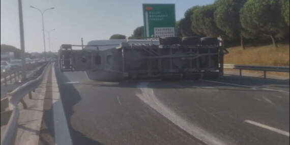Büyükçekmece’de Beton Tankeri Devrildi! Yol Trafiğe Kapatıldı