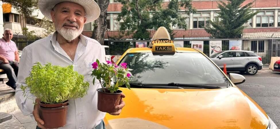 Müşteri Öndeki Aracı Değil, Onun “Çiçekli Taksi”sini Seçiyor