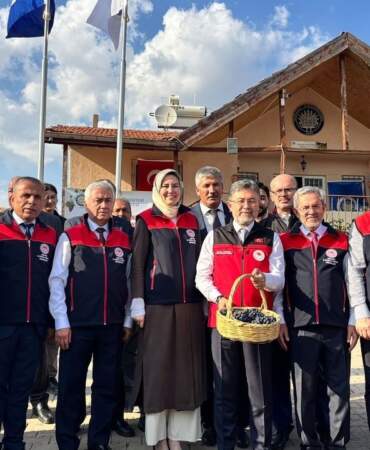 Bakan Yumaklı:”Türkiye Kuru Üzüm İhracatında Birinci Sırada”