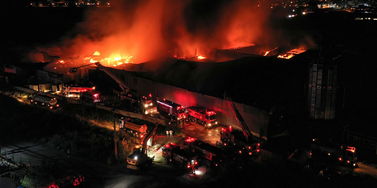 Bursa’nın İnegöl ilçesinde bir fabrikada çıkan ve bitişiğindeki tesislere yayılan yangın kontrol altına alındı