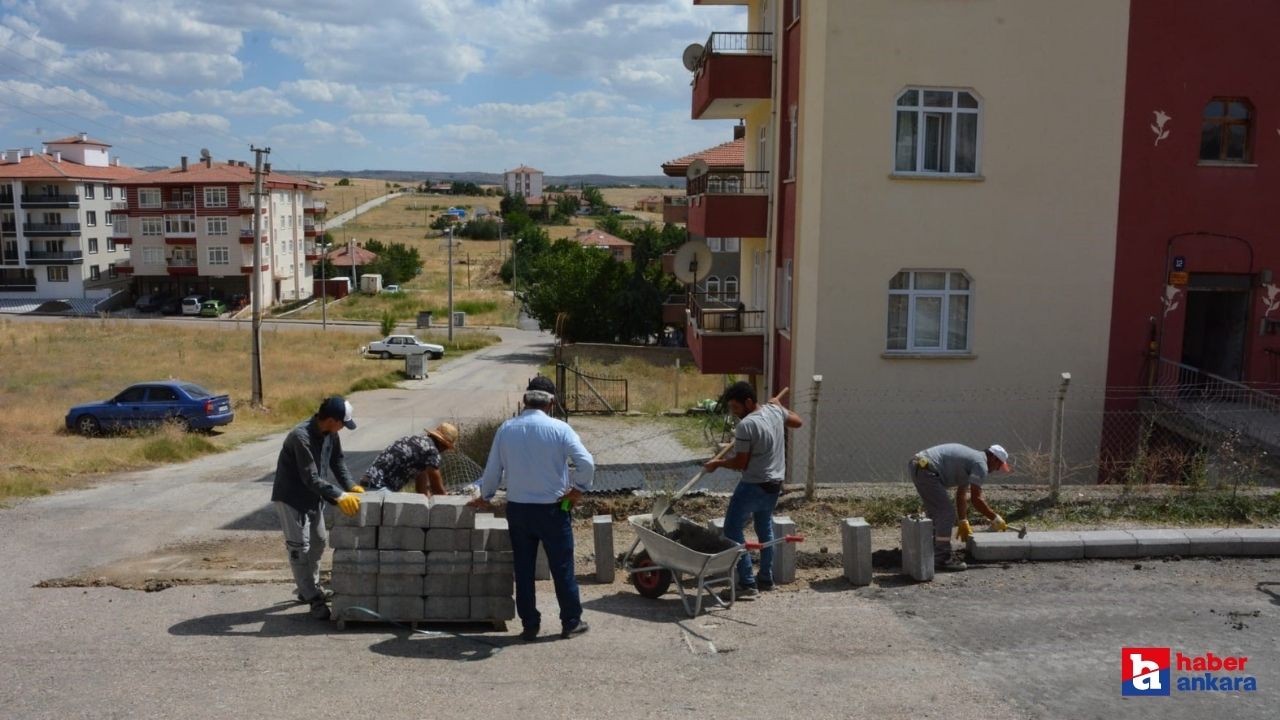 Ankara’nın Akyurt ilçesinde kaldırım ve bordür çalışmaları devam ediyor