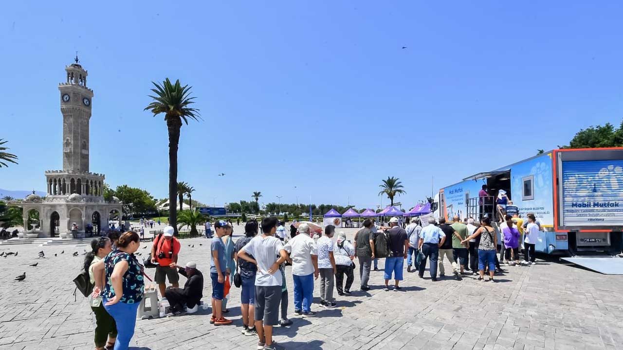 Karşıyaka Vapur İskelesi, Bayraklı Sevgi Yolu, Çiğli Belediyesi İZBAN çıkışı ve Bornova Meydanı’nda dağıtım olacak: İzmirliler..