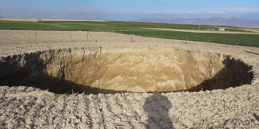 Konya’da 5 büyüklüğündeki depremin ardından ilde DEV ÇUKUR oluştu! İşte o görüntüler