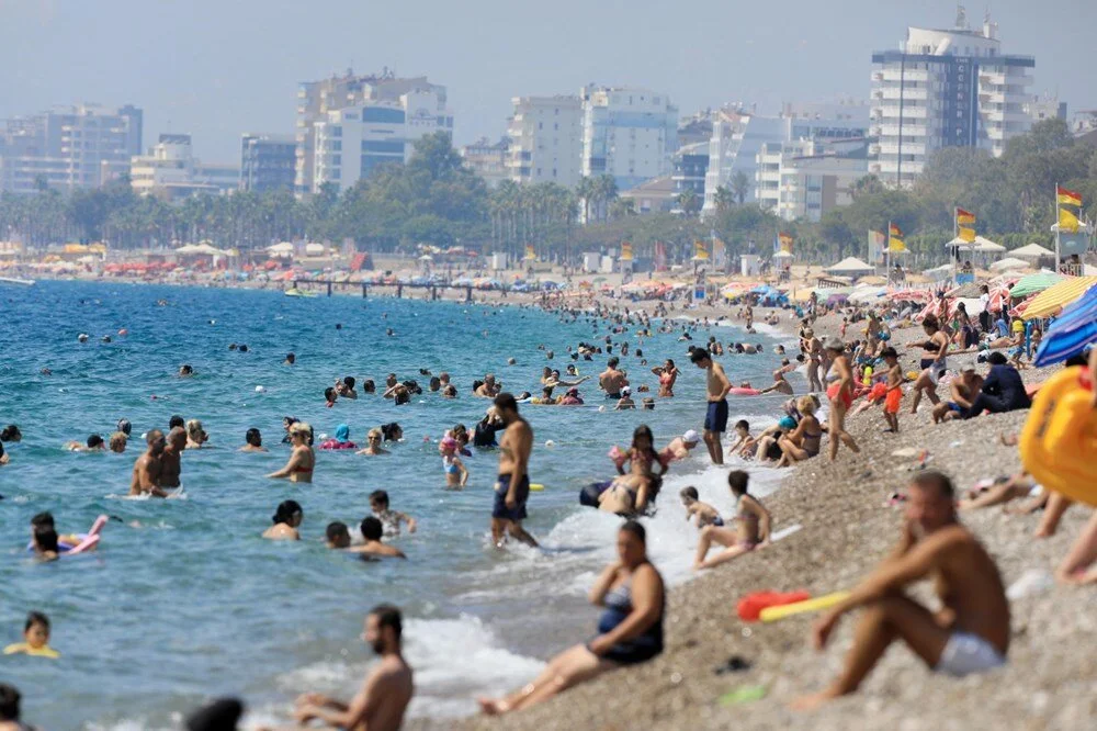 Antalya’da yaşayanlar denizde de serinleyemiyor! Deniz suyu 28,4 derece ile kaynıyor