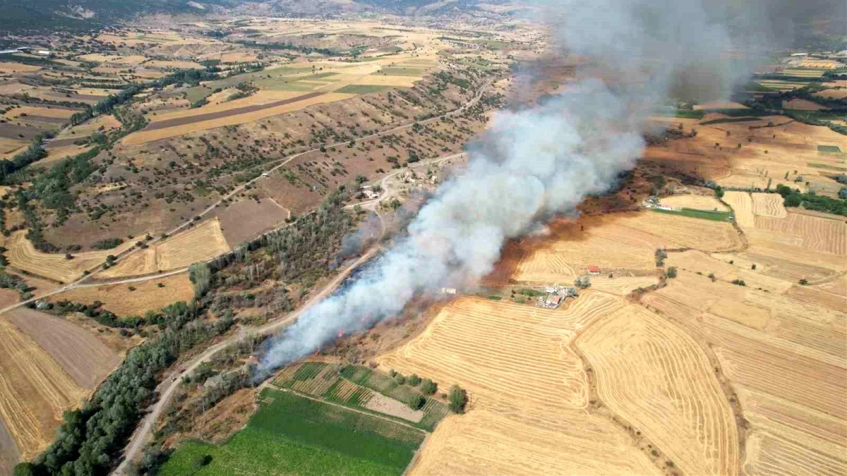 Ankara’nın Kahramankazan ilçesinde tarlada çıkan yangın havadan görüntülendi