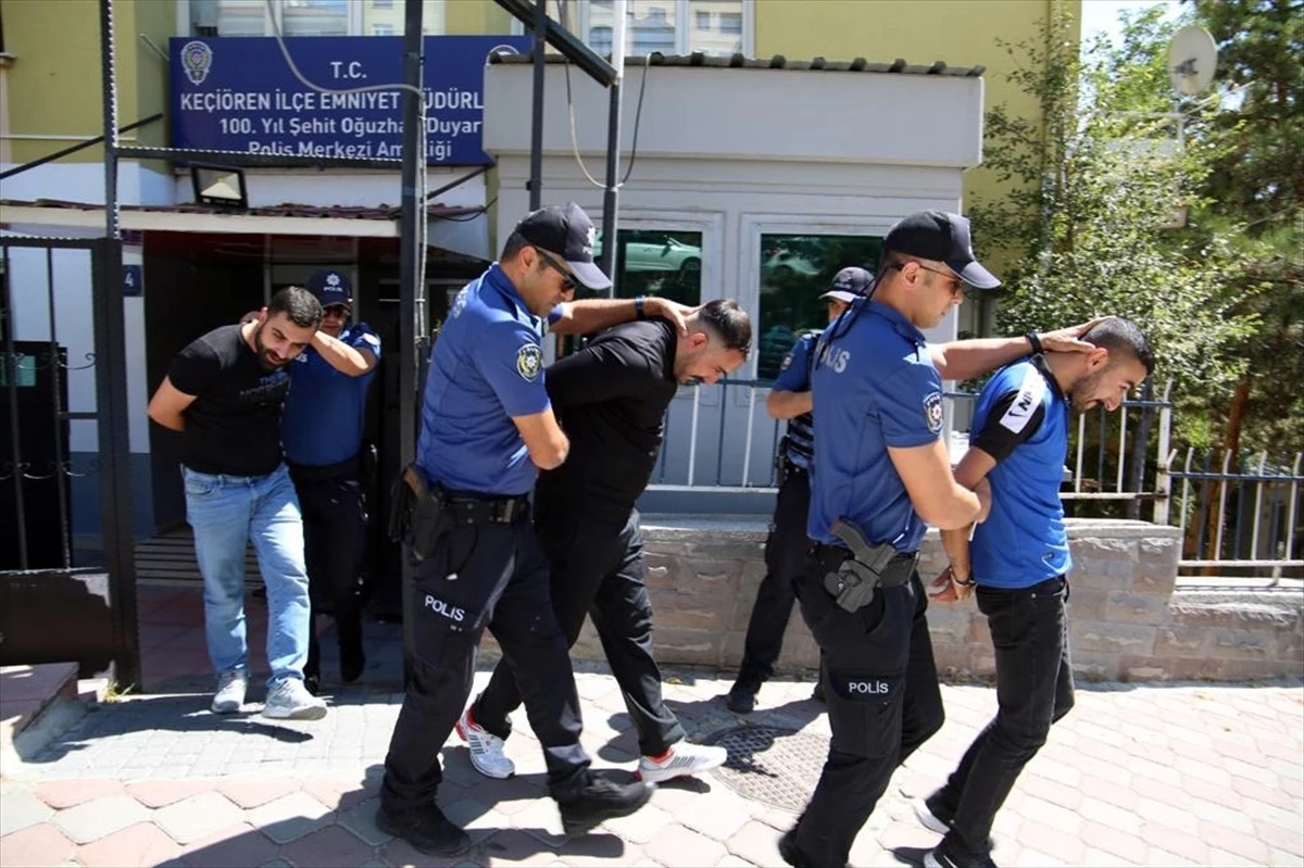 Başkentte kaza yapan aracın sürücüsünü silahla tehdit eden 3 şüpheliden 2’si tutuklandı