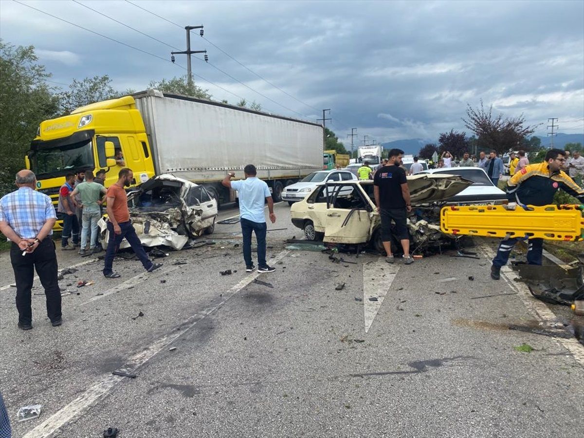 Düzce’de Karşı Şeride Geçen Otomobil Kazası: 1 Ölü, 2 Yaralı