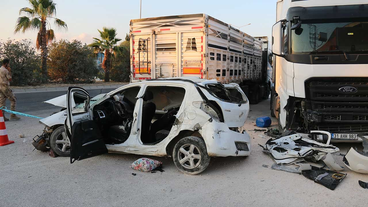 Hatay’da otomobil tıra çarptı: 2 ölü, 2 yaralı