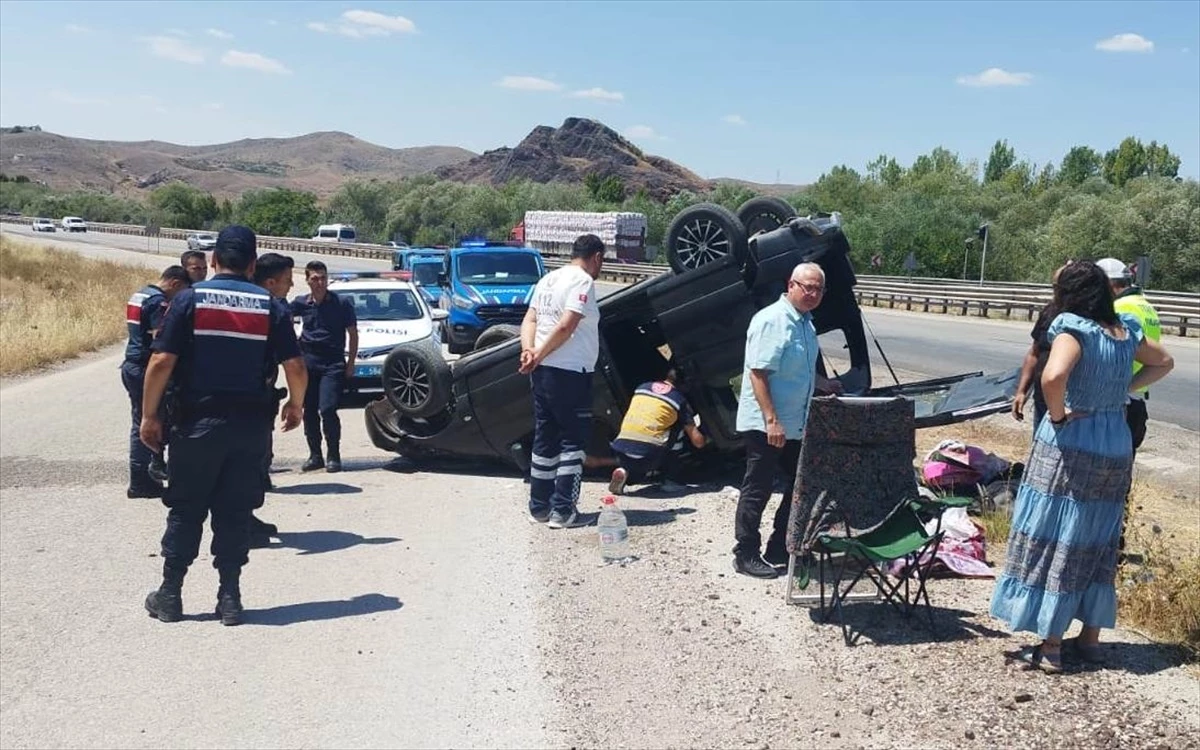 Kırıkkale’de Hafif Ticari Araç Devrildi, 2 Kişi Yaralandı