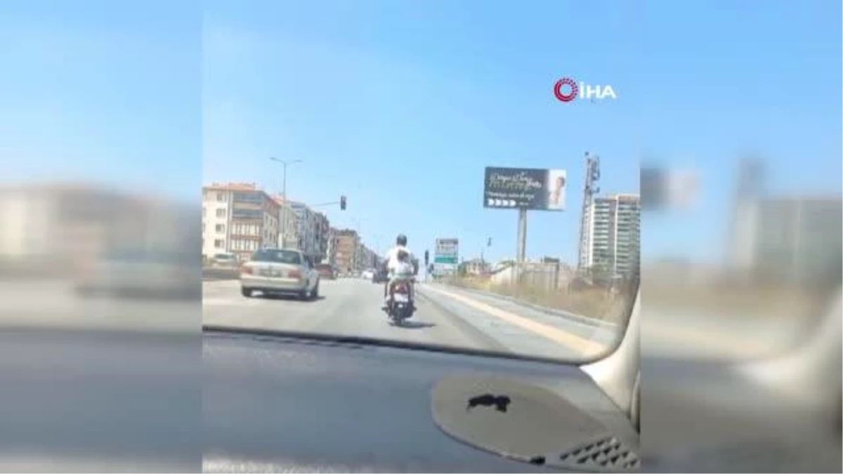 Minik kızın motosikletteki tehlikeli yolcuğu kamerada