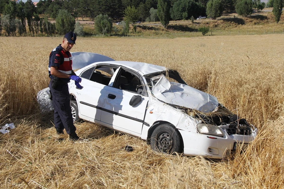 Sivas’ta Otomobil Takla Attı: İki Kişi Yaralandı