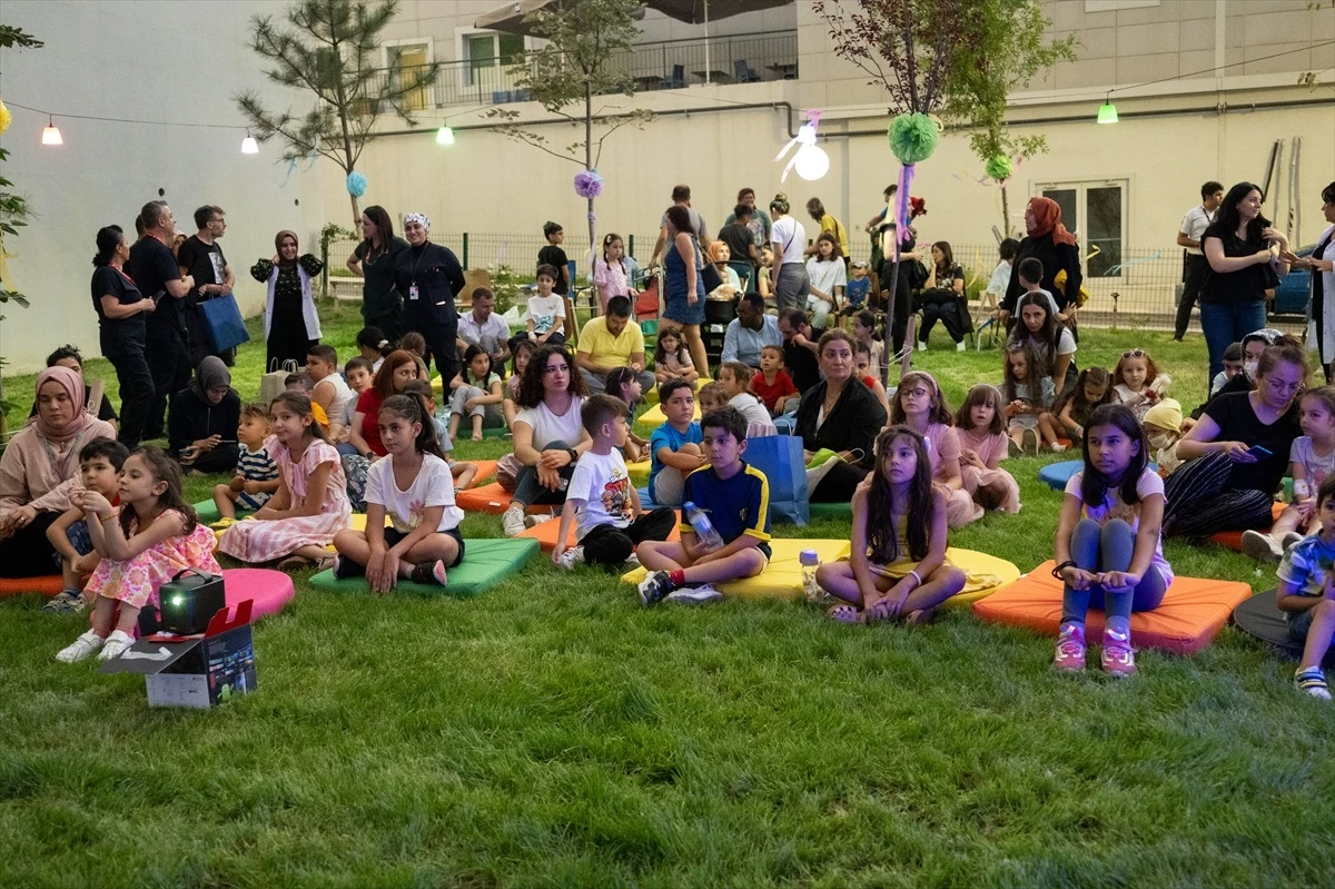 Ankara Etlik Şehir Hastanesi’nde Çocuklar İçin Açık Hava Sinema Etkinliği Düzenlendi