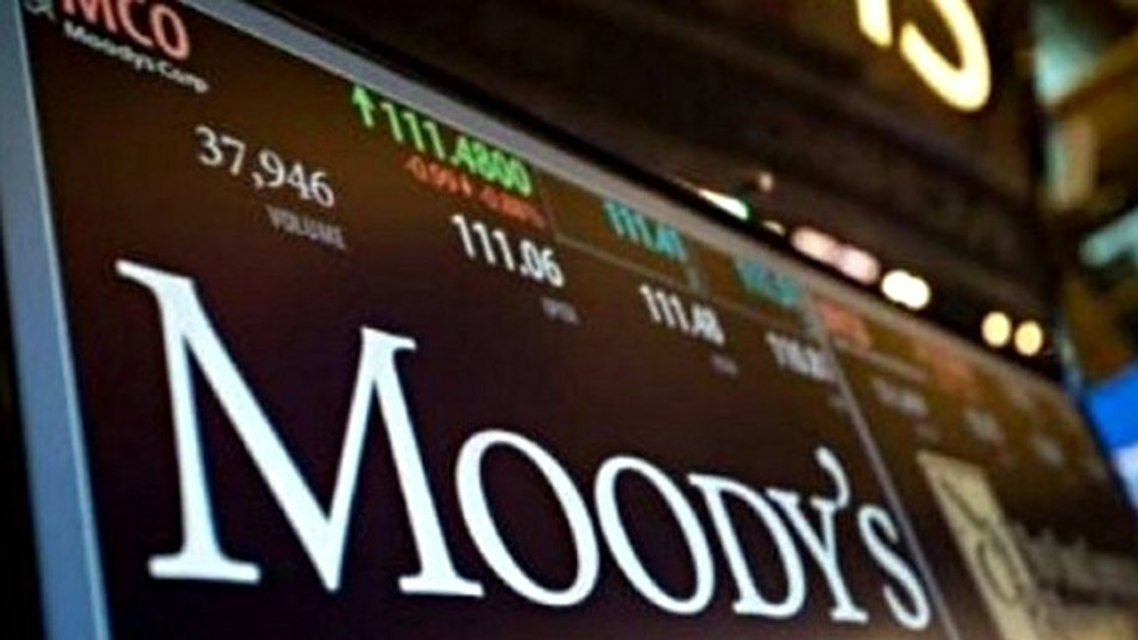 Moody’s Türkiye’nin kredi notunu negatiften durağana çevirdi