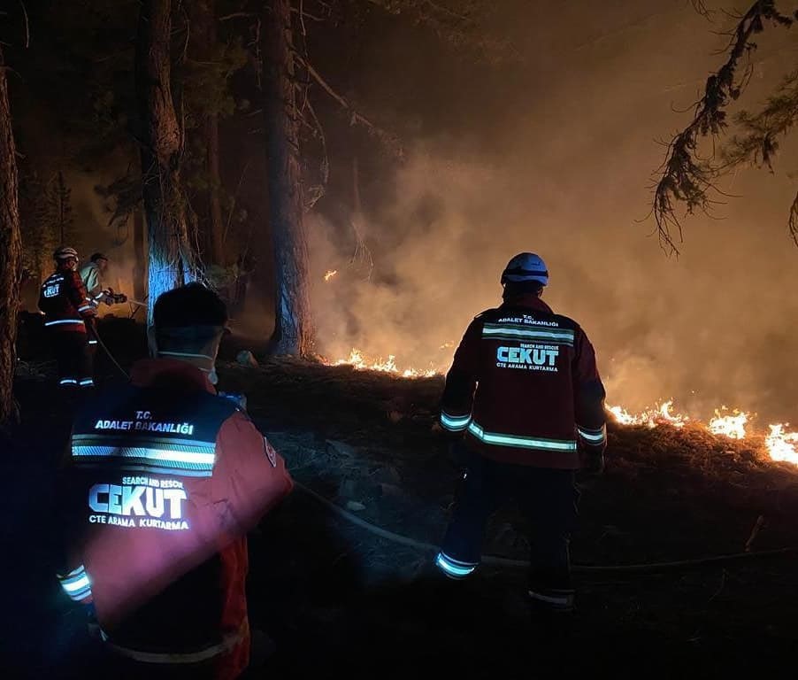 Bakan Tunç: CEKUT ekipleri Çanakkale’deki orman yangını için 13 farklı ilden yola çıktı