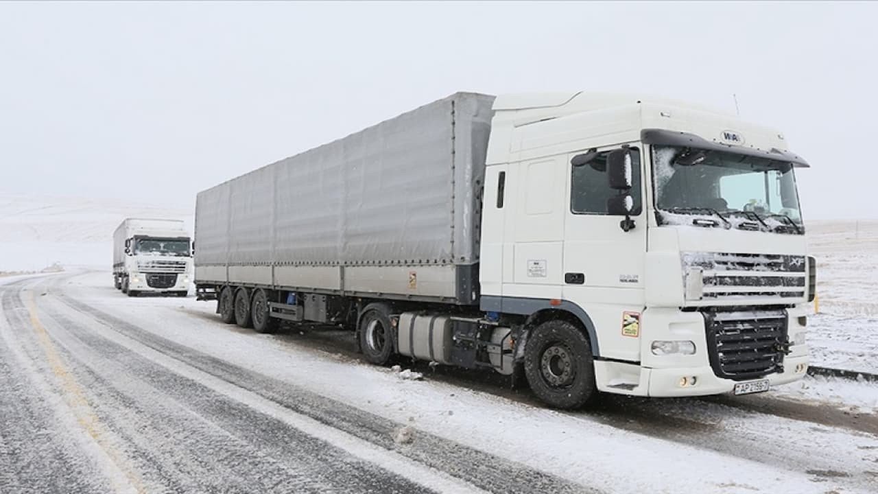 Bingöl Karlıova’da Yoğun Kar Yağışı! Tır ve kamyonların geçisi yasaklandı